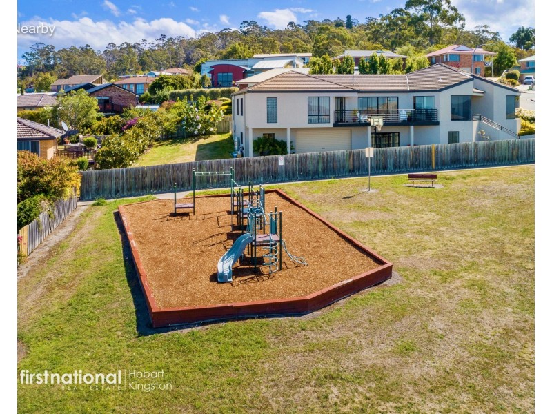 2/12 Stratford Place, Blackmans Bay TAS 7052