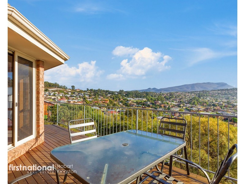 29 Tahune Crescent, Blackmans Bay TAS 7052