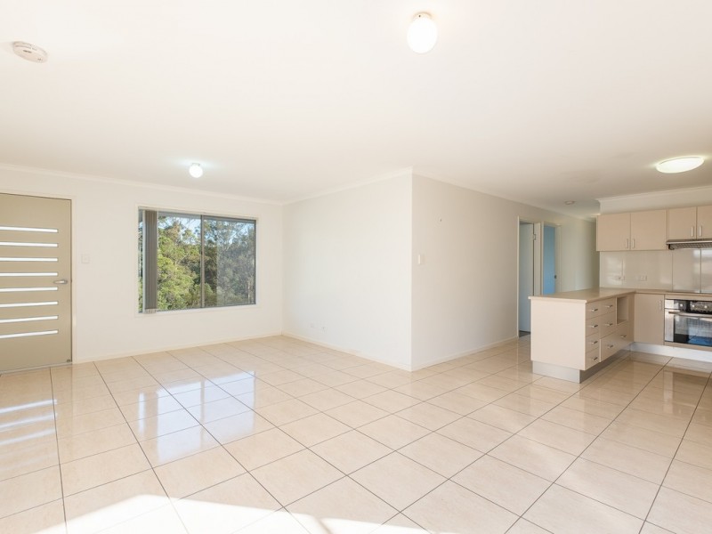 1/10 Wisteria Lane, Southside QLD 4570