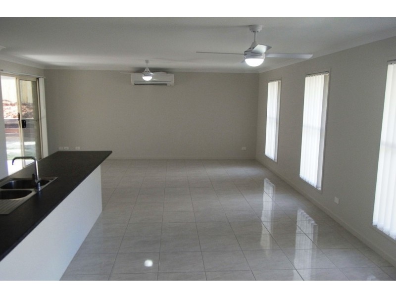 1/7 Gardenia Court, Southside QLD 4570