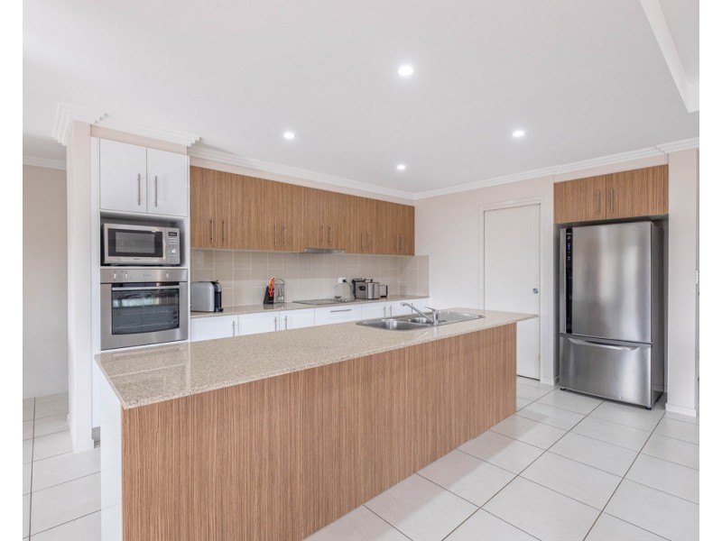 1 Deakin Court, Southside QLD 4570
