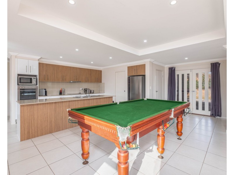 1 Deakin Court, Southside QLD 4570