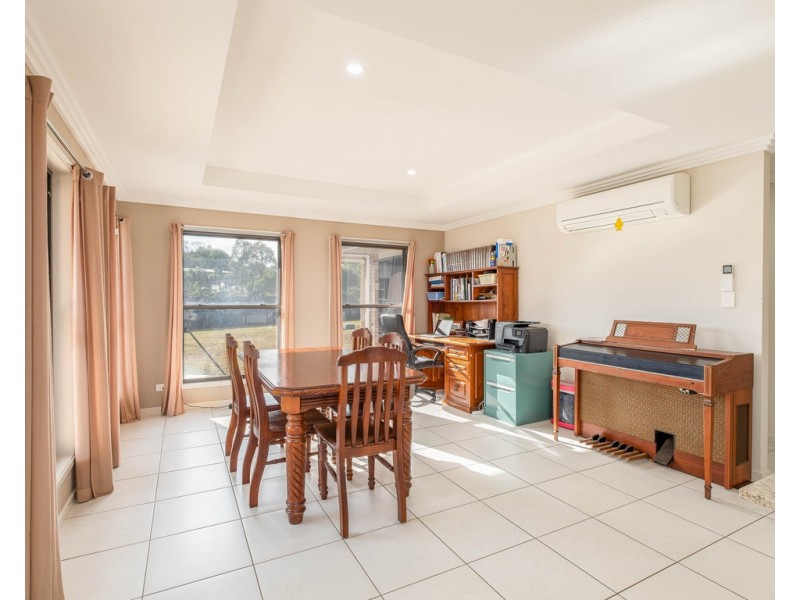 1 Deakin Court, Southside QLD 4570
