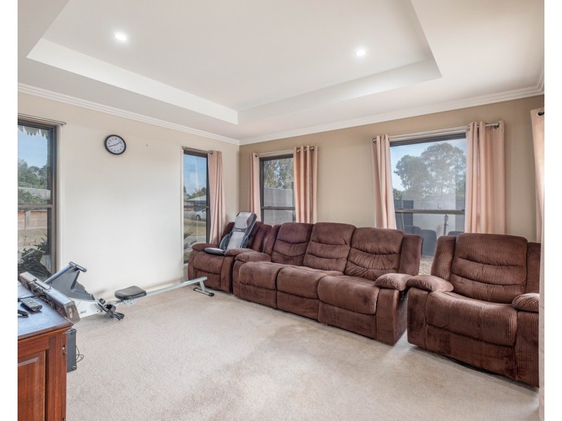 1 Deakin Court, Southside QLD 4570