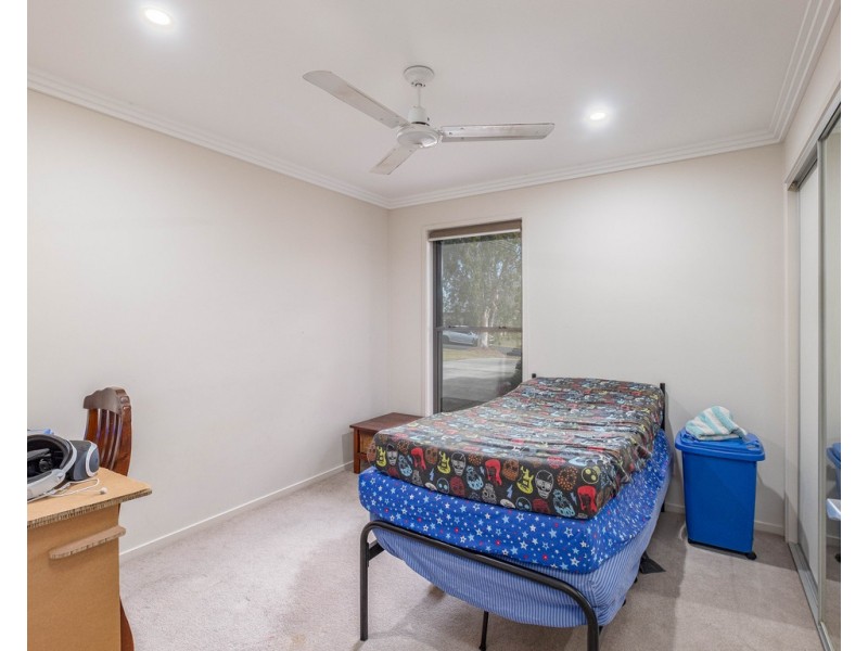 1 Deakin Court, Southside QLD 4570