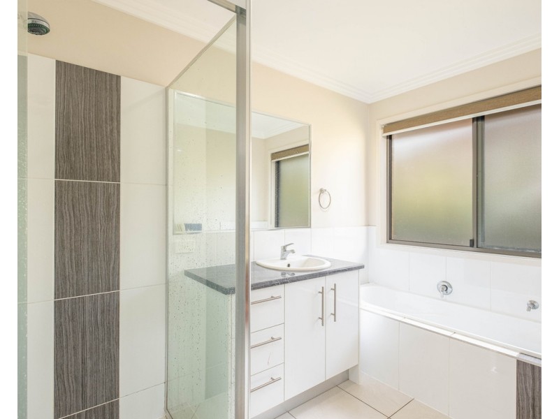 1 Deakin Court, Southside QLD 4570