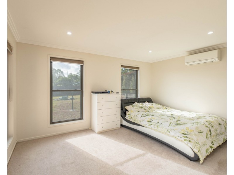 1 Deakin Court, Southside QLD 4570