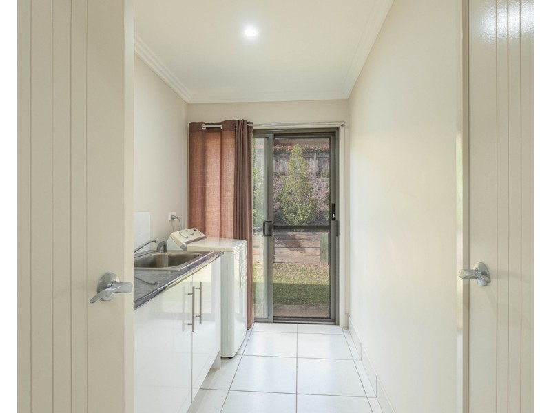 1 Deakin Court, Southside QLD 4570