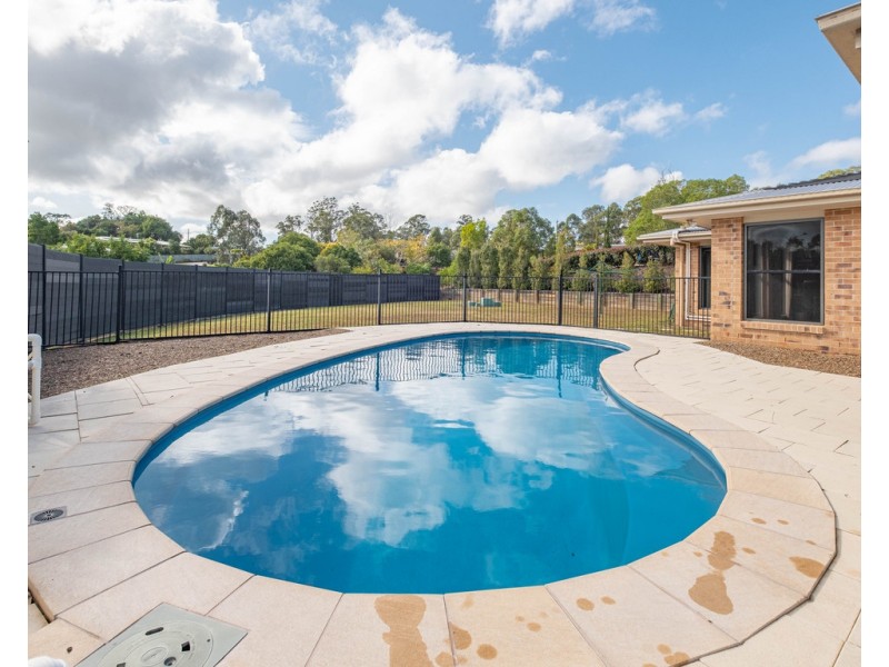 1 Deakin Court, Southside QLD 4570