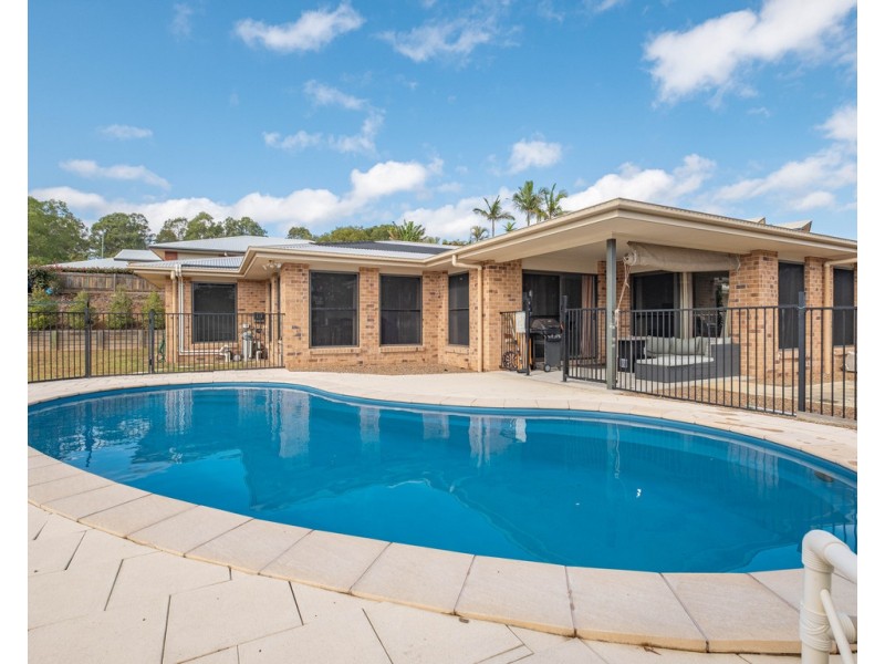 1 Deakin Court, Southside QLD 4570
