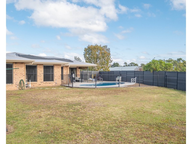 1 Deakin Court, Southside QLD 4570