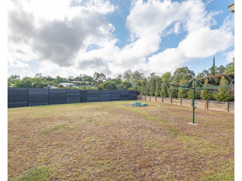 1 Deakin Court, Southside QLD 4570