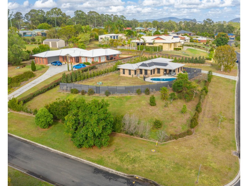 1 Deakin Court, Southside QLD 4570