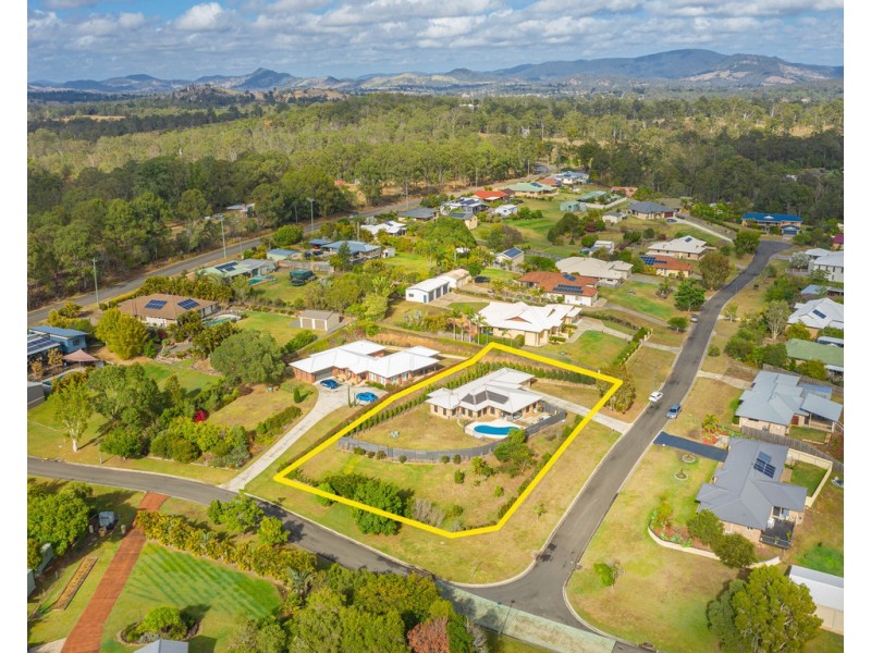 1 Deakin Court, Southside QLD 4570