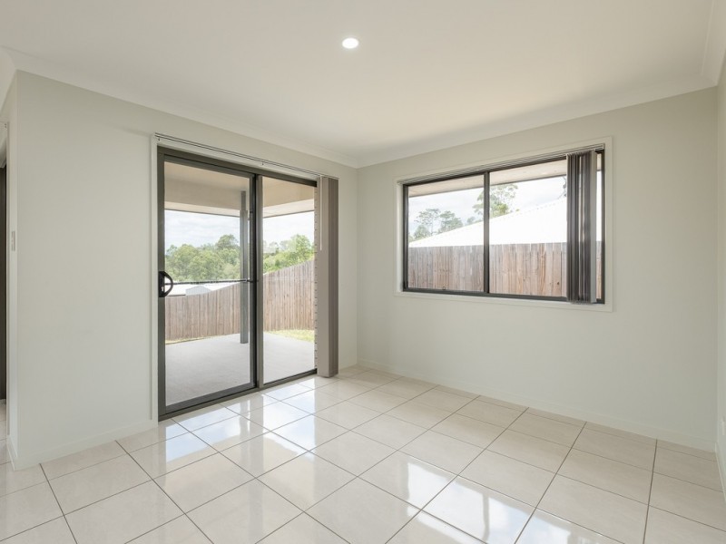 1/8 Bond Drive, Southside QLD 4570