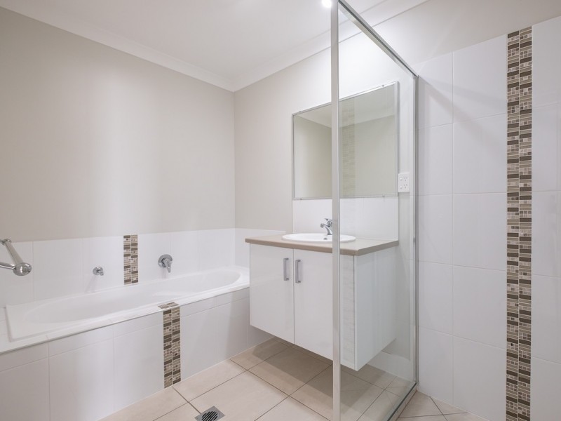 1/8 Bond Drive, Southside QLD 4570