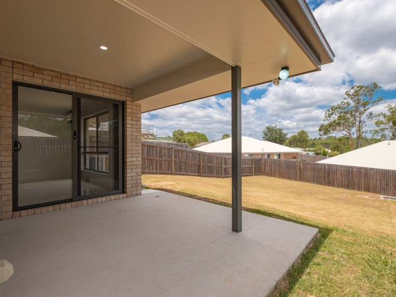 1/8 Bond Drive, Southside QLD 4570