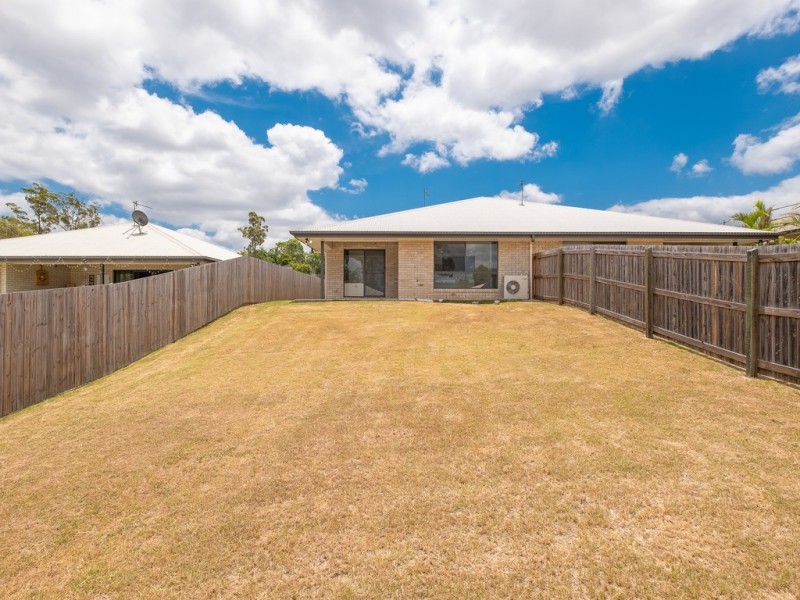 1/8 Bond Drive, Southside QLD 4570