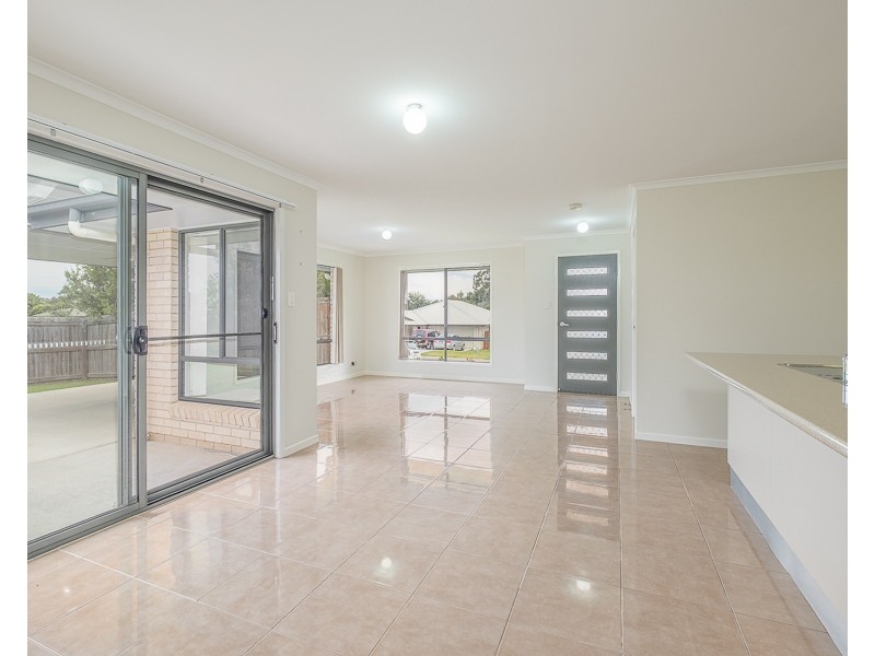 2/3 Bond Drive, Southside QLD 4570