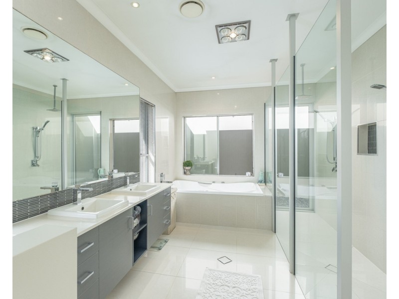 14 Deakin Court, Southside QLD 4570