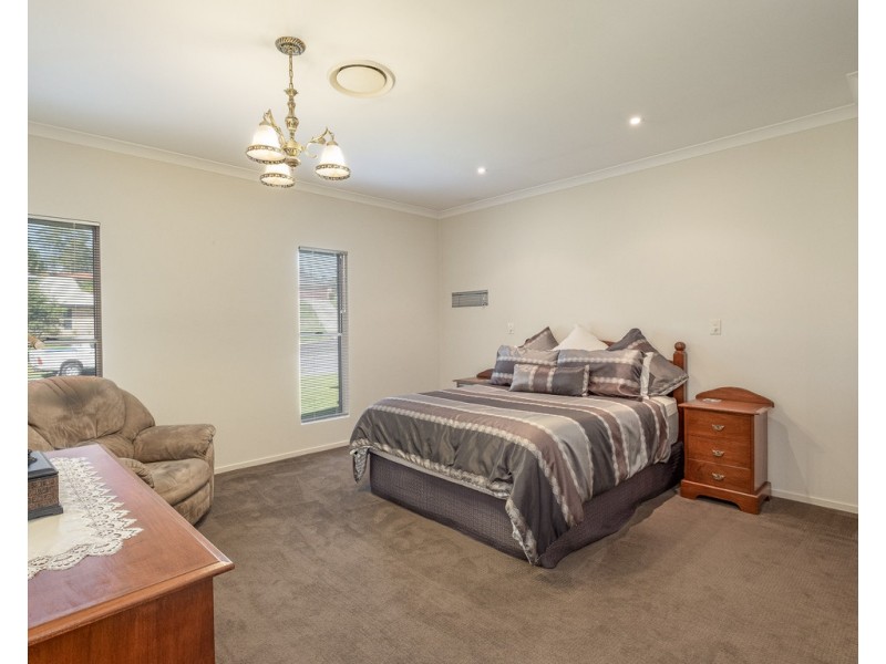 14 Deakin Court, Southside QLD 4570