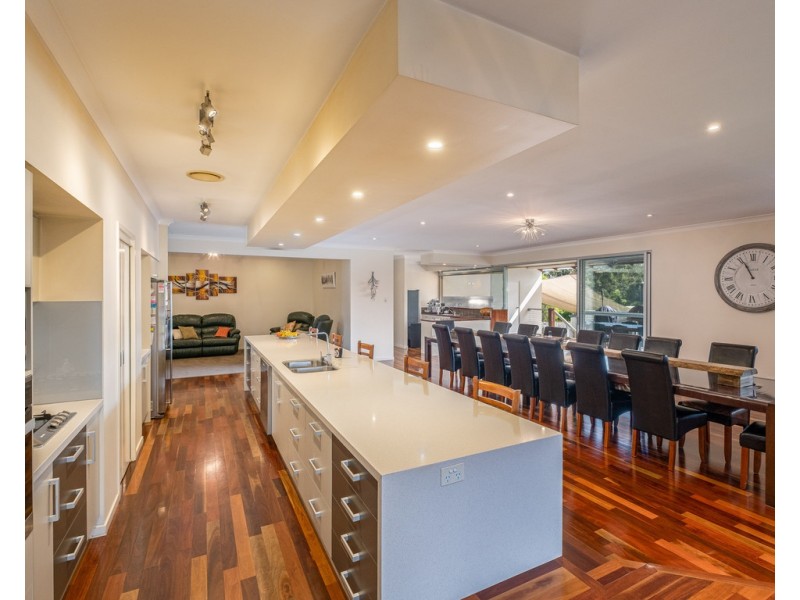 14 Deakin Court, Southside QLD 4570