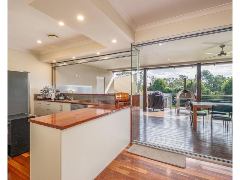 14 Deakin Court, Southside QLD 4570