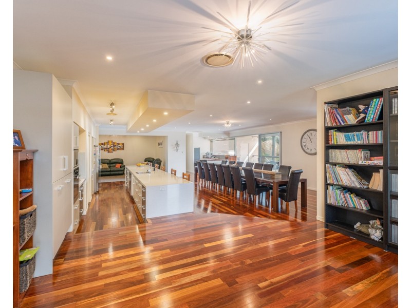 14 Deakin Court, Southside QLD 4570