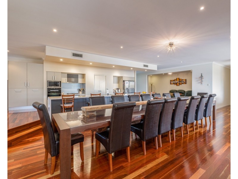 14 Deakin Court, Southside QLD 4570