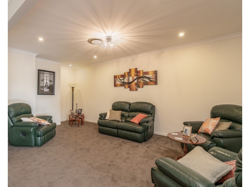 14 Deakin Court, Southside QLD 4570