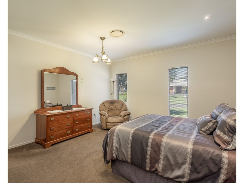 14 Deakin Court, Southside QLD 4570