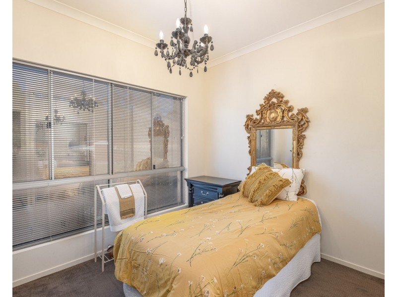 14 Deakin Court, Southside QLD 4570