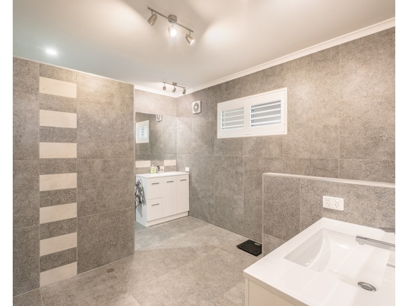 14 Deakin Court, Southside QLD 4570