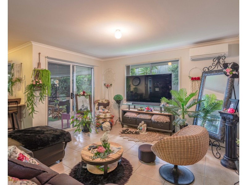 1/16 Wisteria Lane, Southside QLD 4570