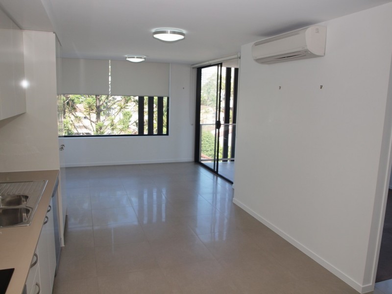 43 Lenneberg Street, Southport QLD 4215