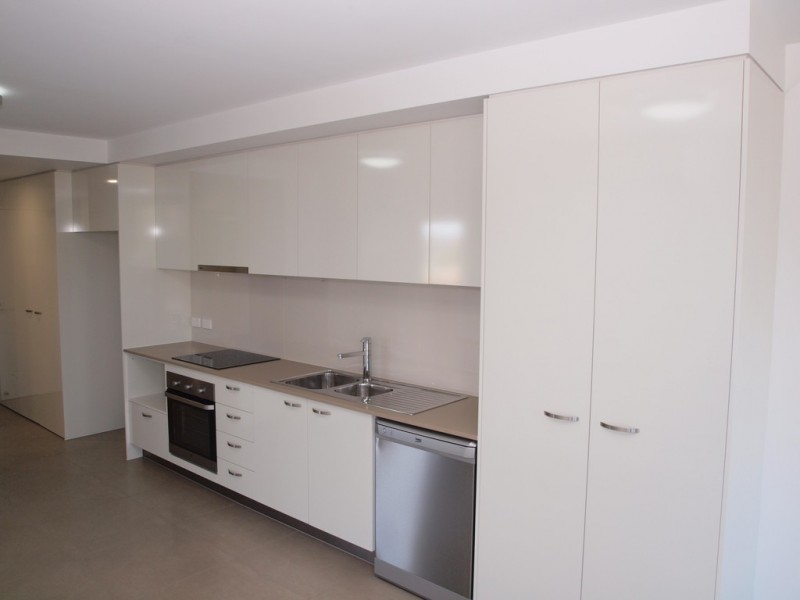 43 Lenneberg Street, Southport QLD 4215