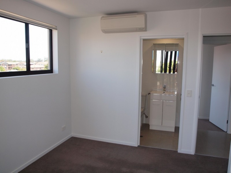 43 Lenneberg Street, Southport QLD 4215