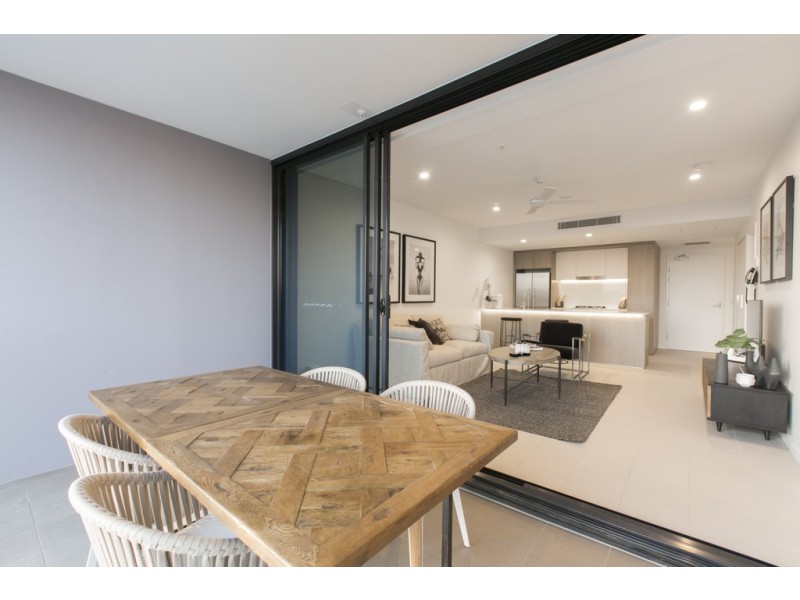 1106/123 Cavendish Road, Coorparoo QLD 4151