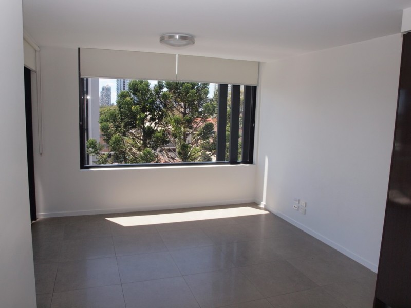 43 Lenneberg St, Southport QLD 4215