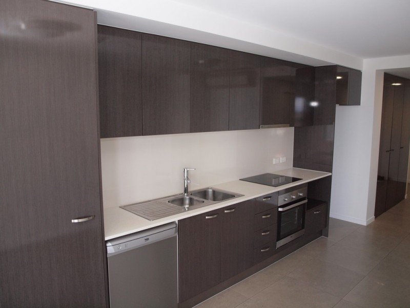 43 Lenneberg St, Southport QLD 4215