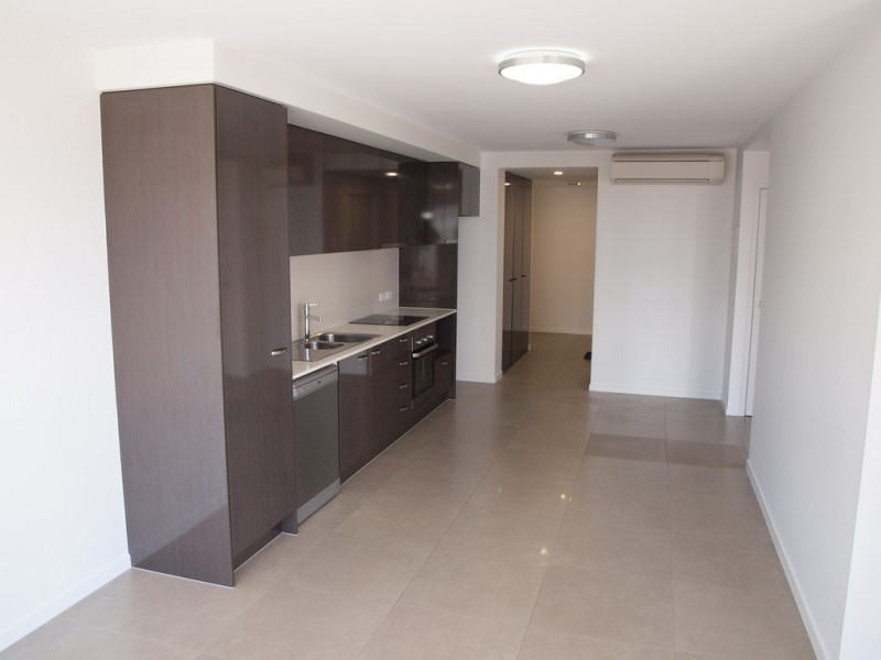 43 Lenneberg St, Southport QLD 4215