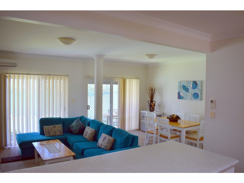 276 Oxley Dr, Runaway Bay QLD 4216