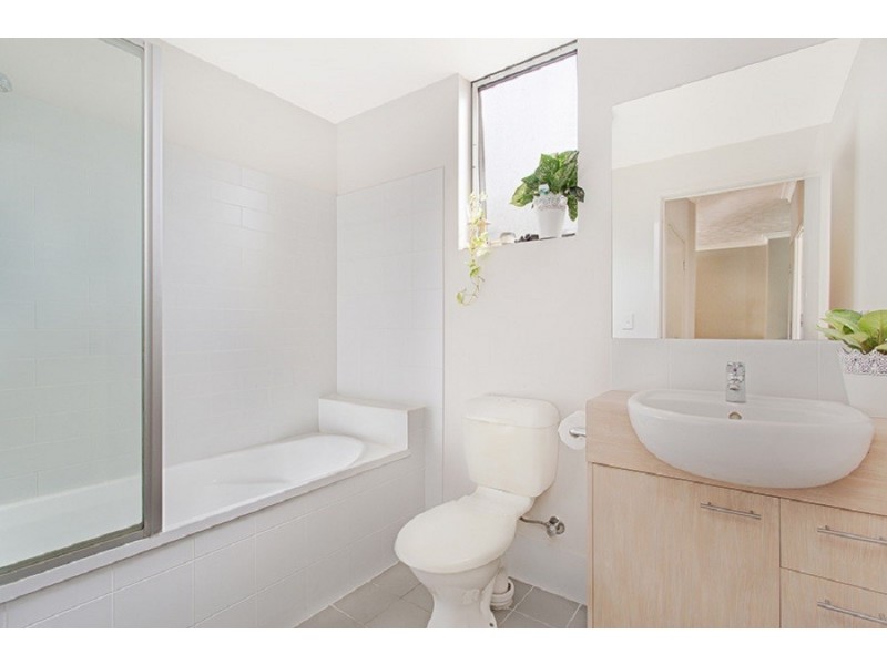 2/16 Grosvenor Road, Indooroopilly QLD 4068