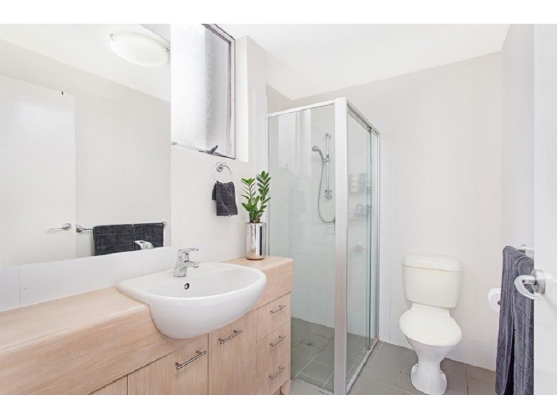 2/16 Grosvenor Road, Indooroopilly QLD 4068