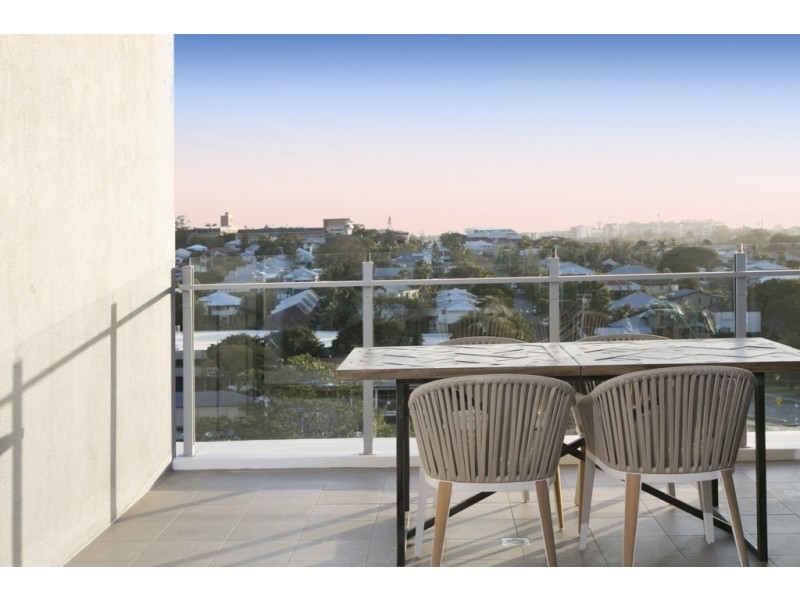 1021/123 Cavendish Road, Coorparoo QLD 4151