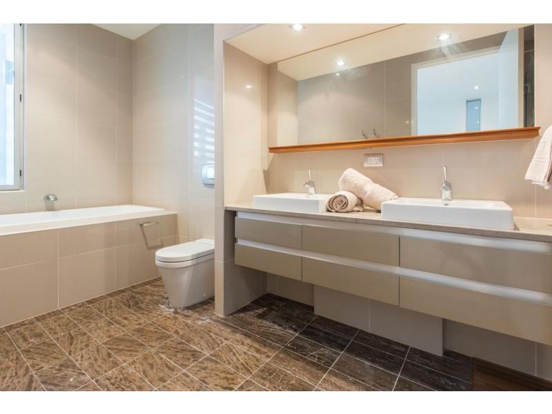 205 Coronation Drive, Milton QLD 4064