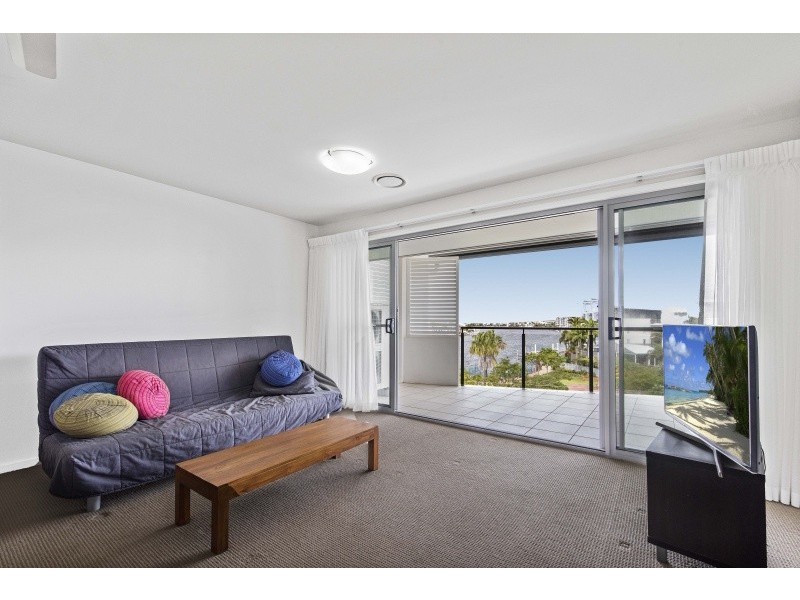 90/57 Grand Parade, Kawana Island QLD 4575