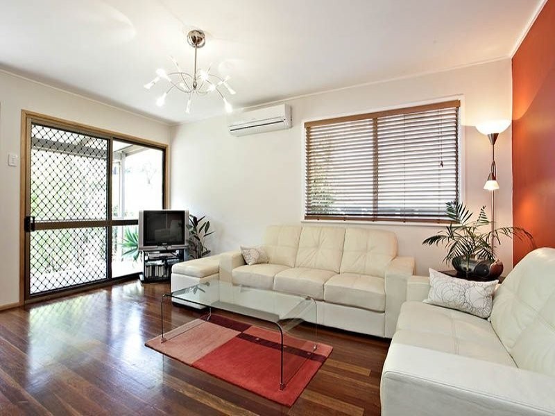 66 Dobbs st, Holland Park West QLD 4121