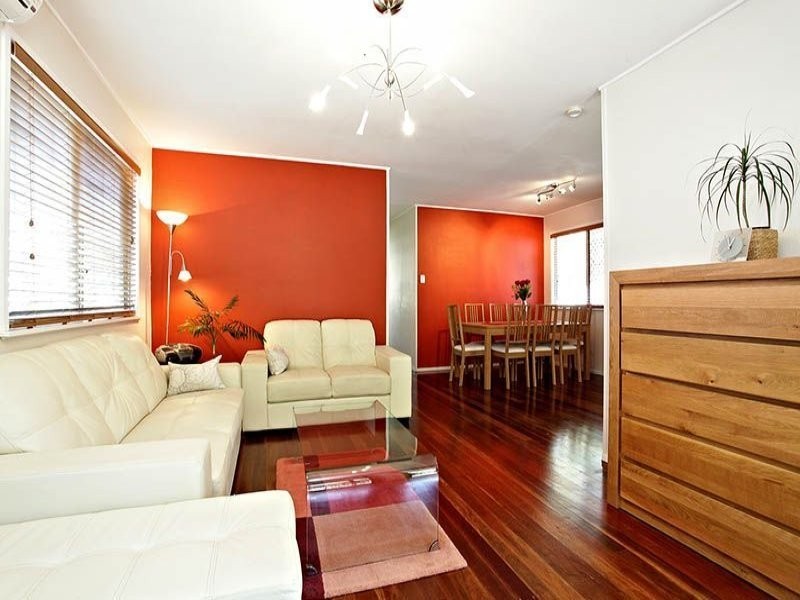 66 Dobbs st, Holland Park West QLD 4121