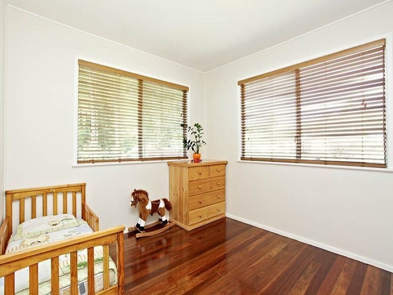 66 Dobbs st, Holland Park West QLD 4121